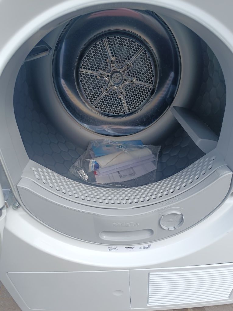 Сушильна машина Miele TMG840WP