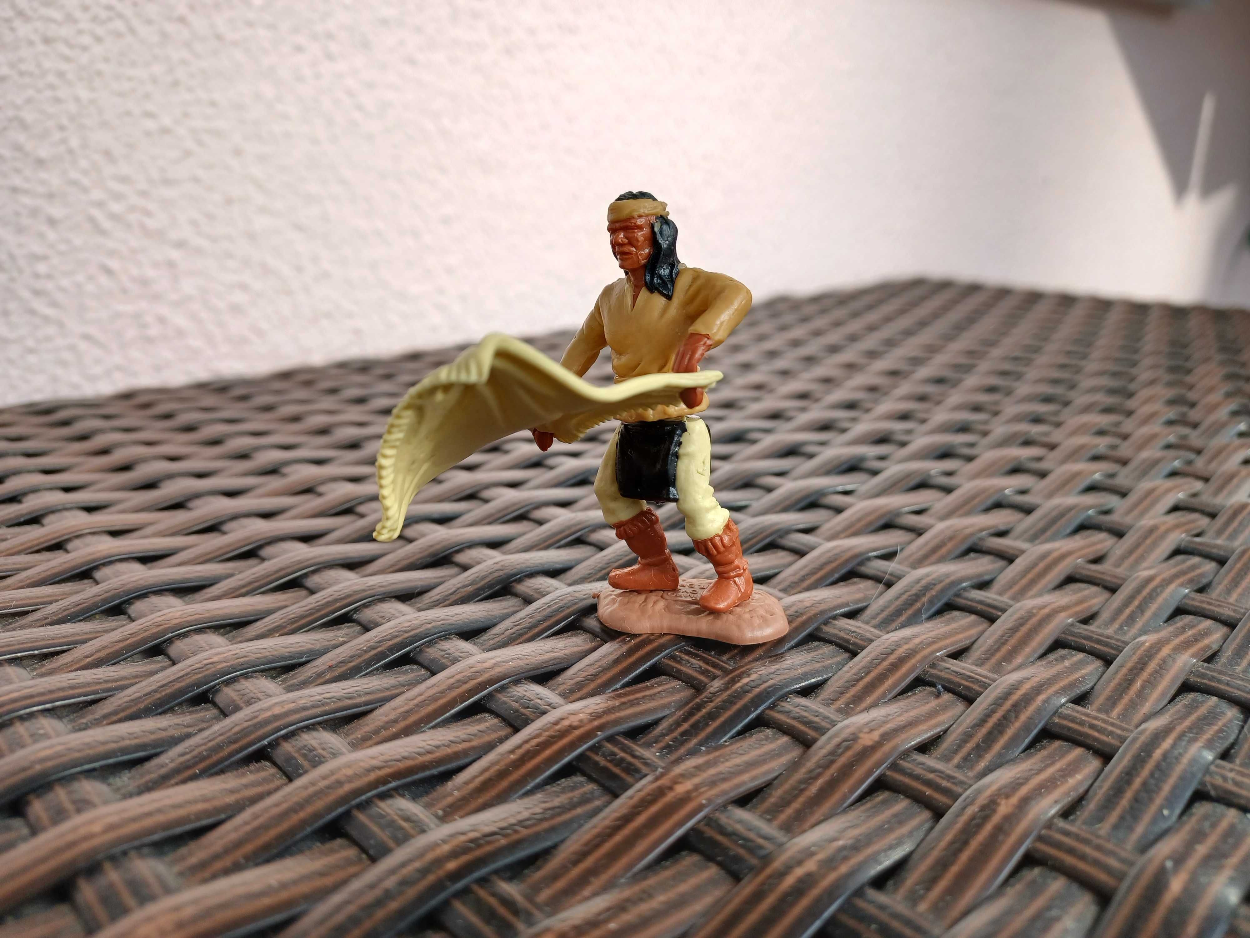 Figura Timpo Toys - Apache amarelo a enviar sinais de fumo