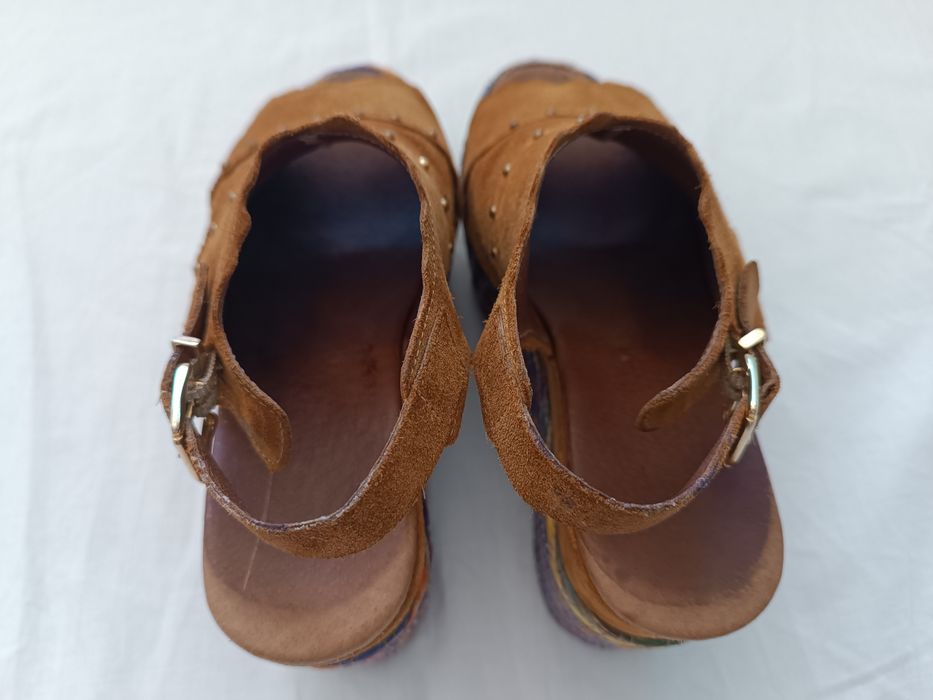 Sandálias compensadas