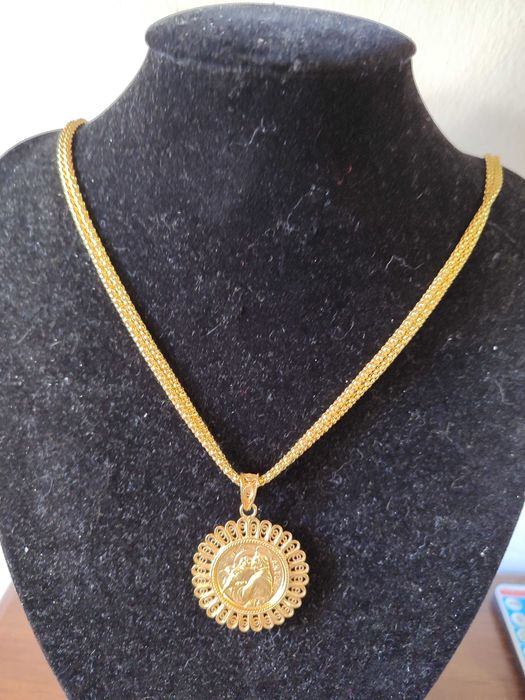 Fio com medalha de Santo António