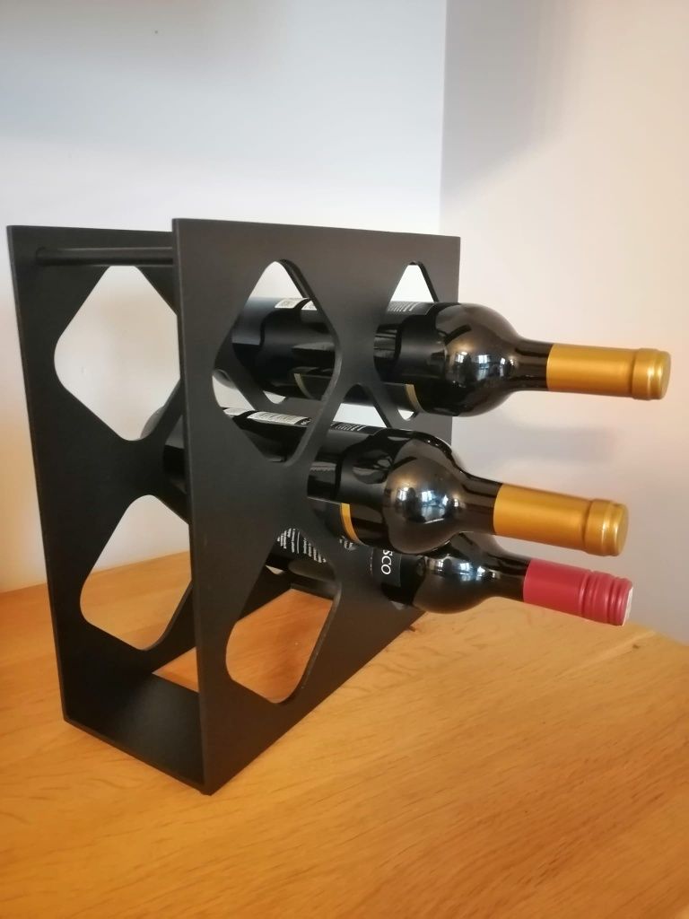 Stojak metalowy na wino