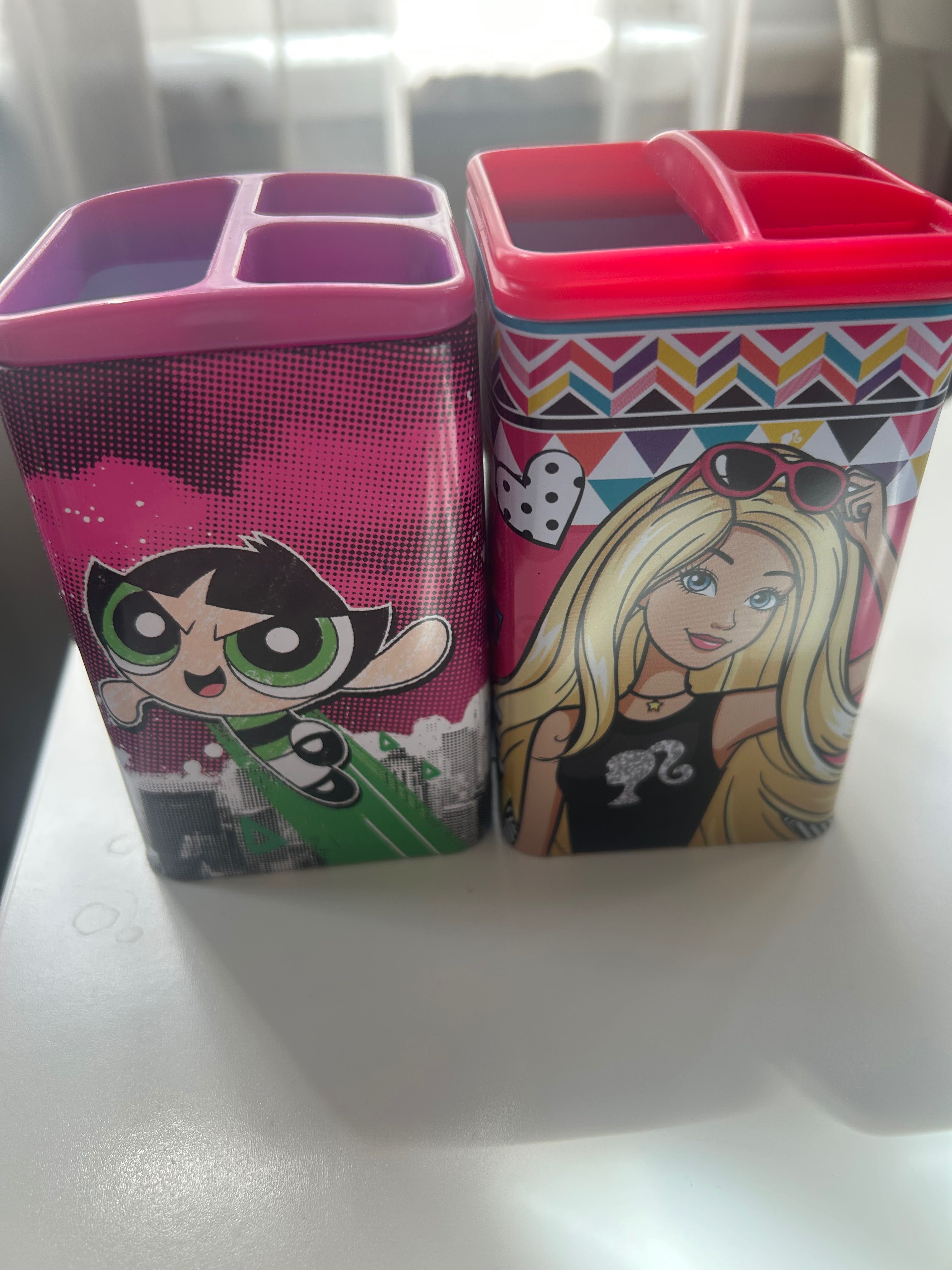 Organizery na biurko z Barbie i Atomówkami