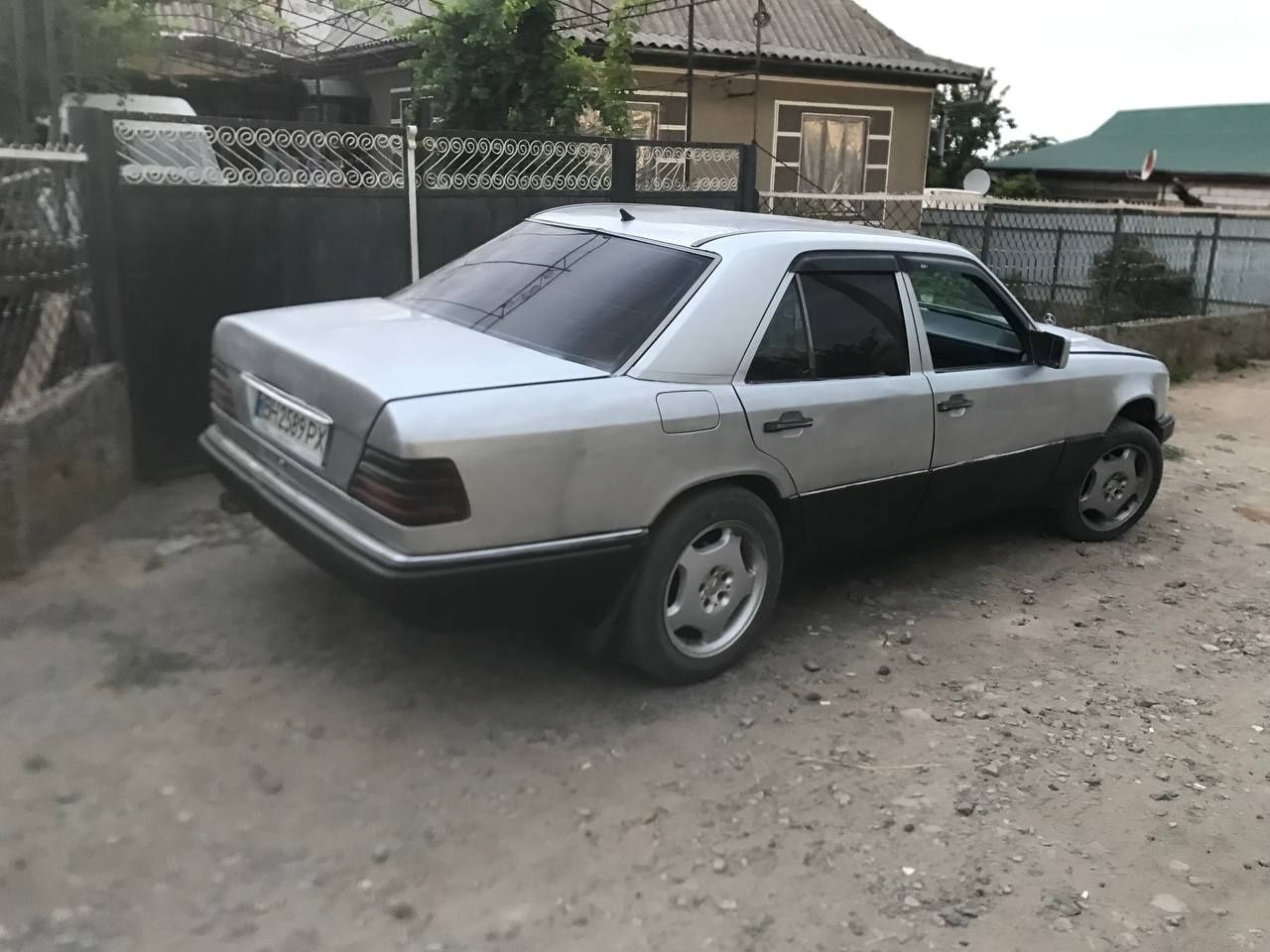 Продам мерс 124 в среднем состоянии