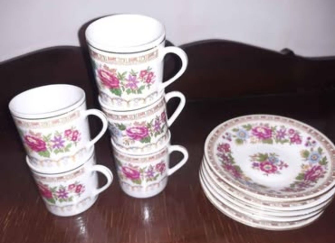 Serviço de café vintage com 5 chavenas e 5 pires
Para desocupar