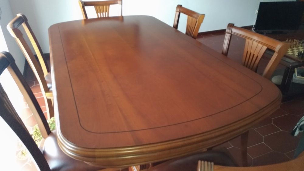 Mesa de sala em madeira de cerejeira  cadeiras.