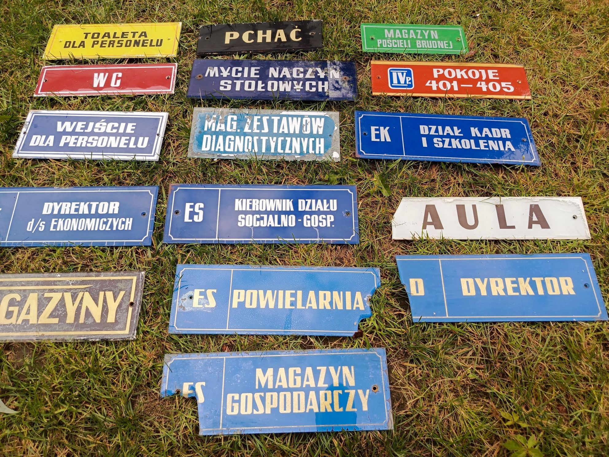 Stare szklane tablice informacyjne z PRL-u
