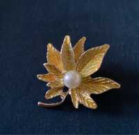 Piękna broszka złoty liść z perłą