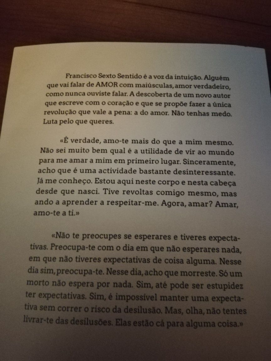 Livro "chega aqui que vamos falar de amor"