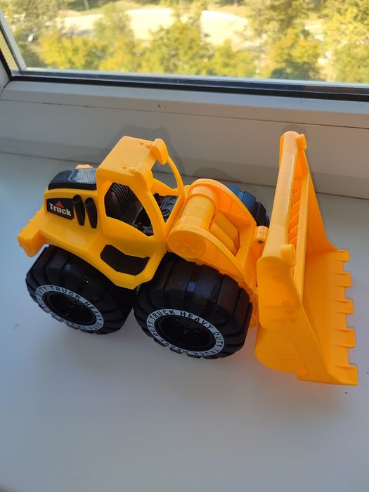 Экскаватор игрушечный  с подвижным ковшом.