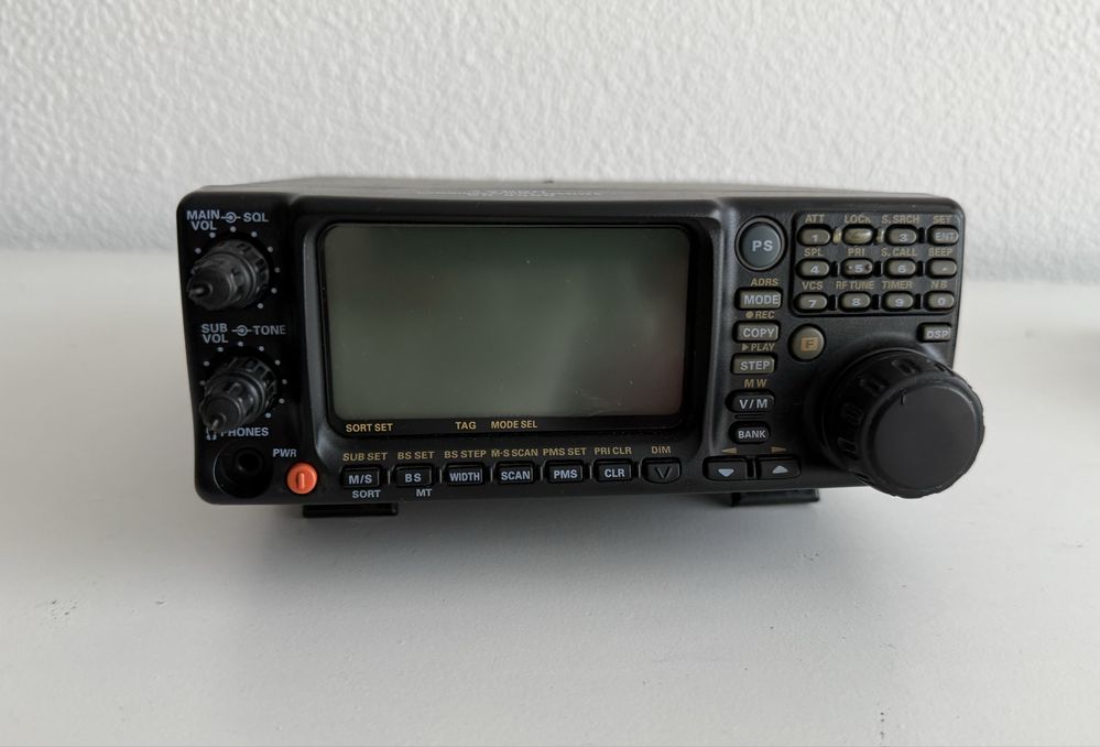 Receptor de comunicações Yaesu VR-5000 estimado