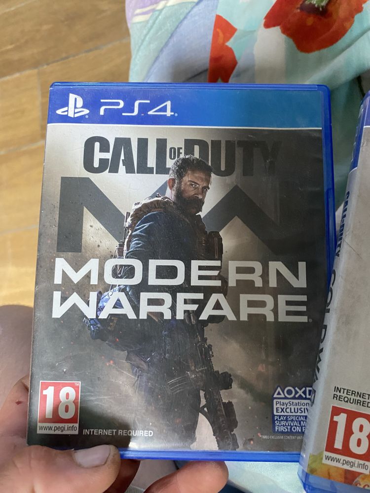 Sprzedam ps4 z grami i 2 padami