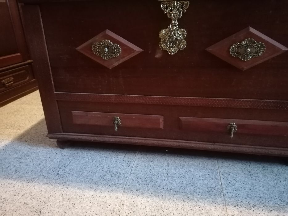 Arca em madeira maciça