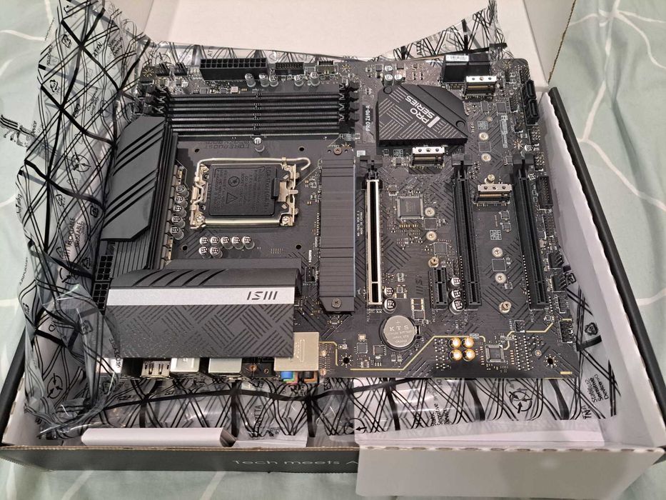 MSI Z690-A + i5 12400F + RTX 3060 Ti + 32GB RAM DDR5 4800MHz +EVGA 750