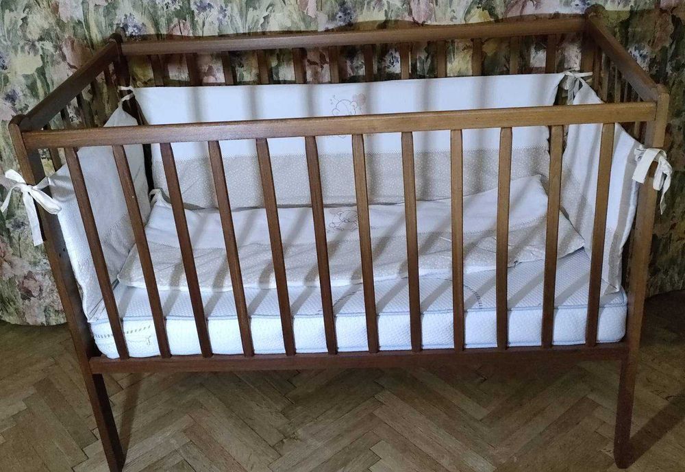 Ліжечко дитяче дерев'яне.