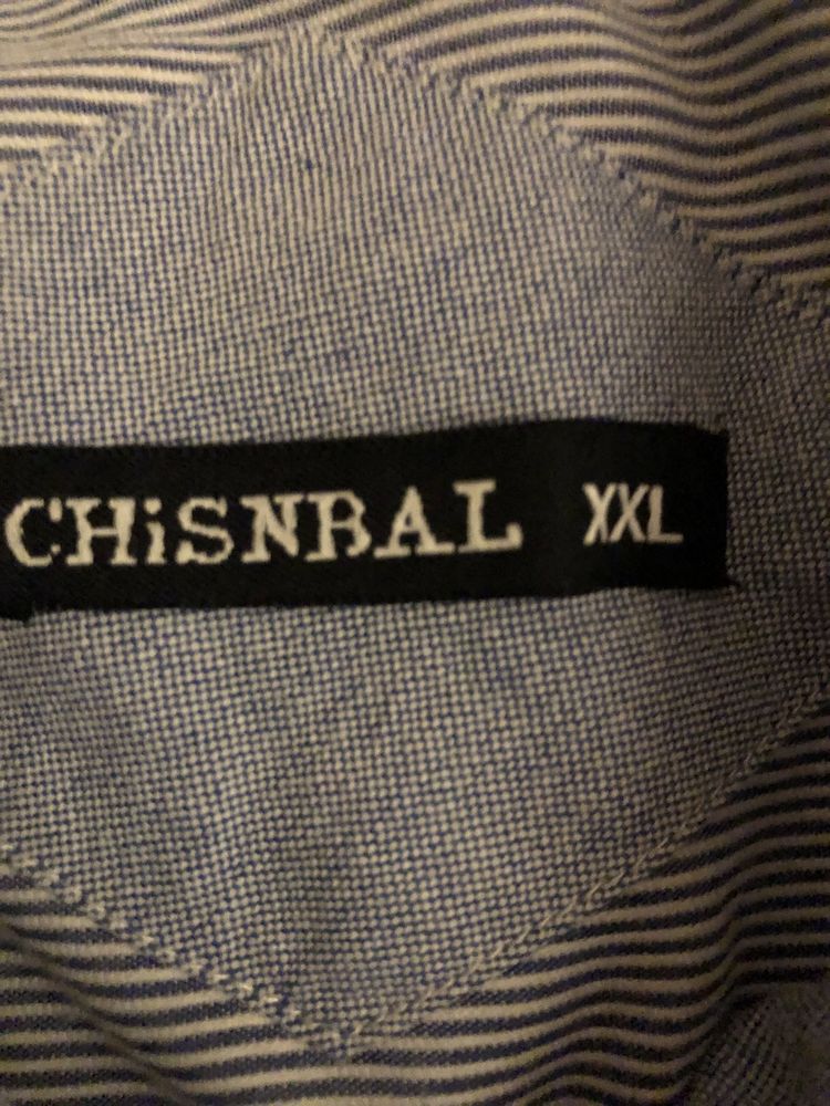 Camisa  azul lisa, quase nova , botoēs na gola
