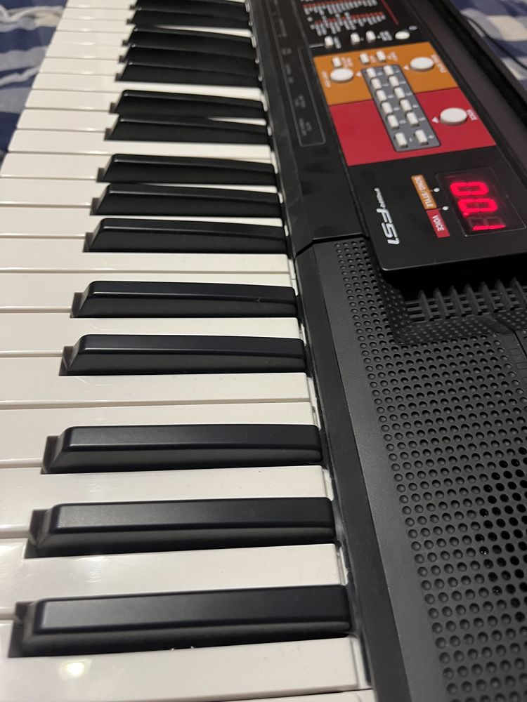 Синтезатор Yamaha PSR-F51 + пюпітр і адаптер живлення