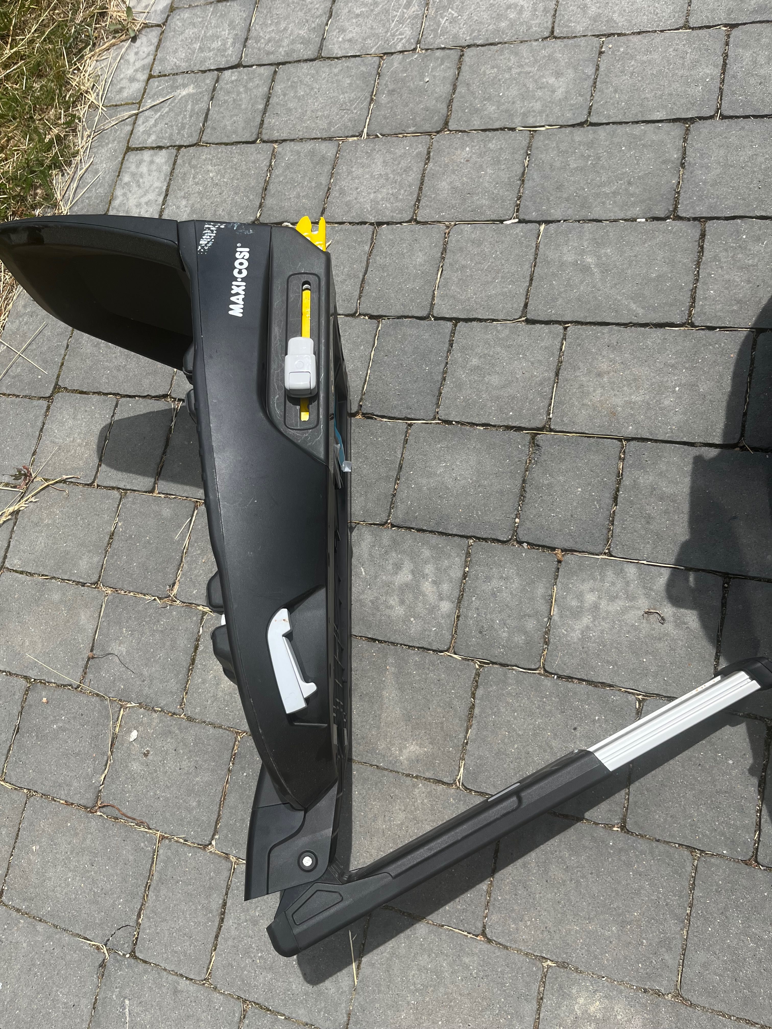 Maxi-Cosi Jade wraz z bazą ISOFIX FamilyFix3.