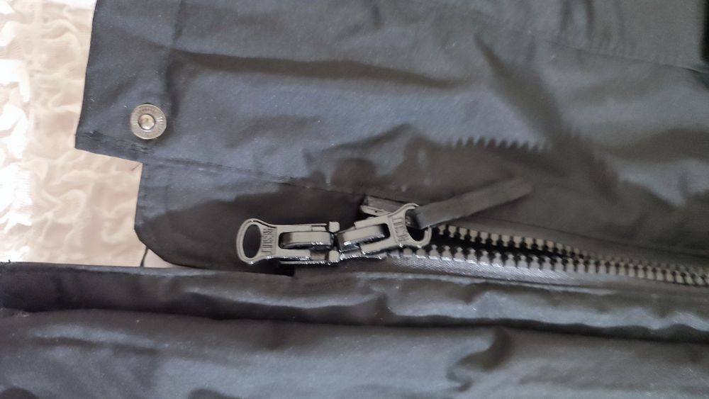 Куртка чоловіча чорного кольору