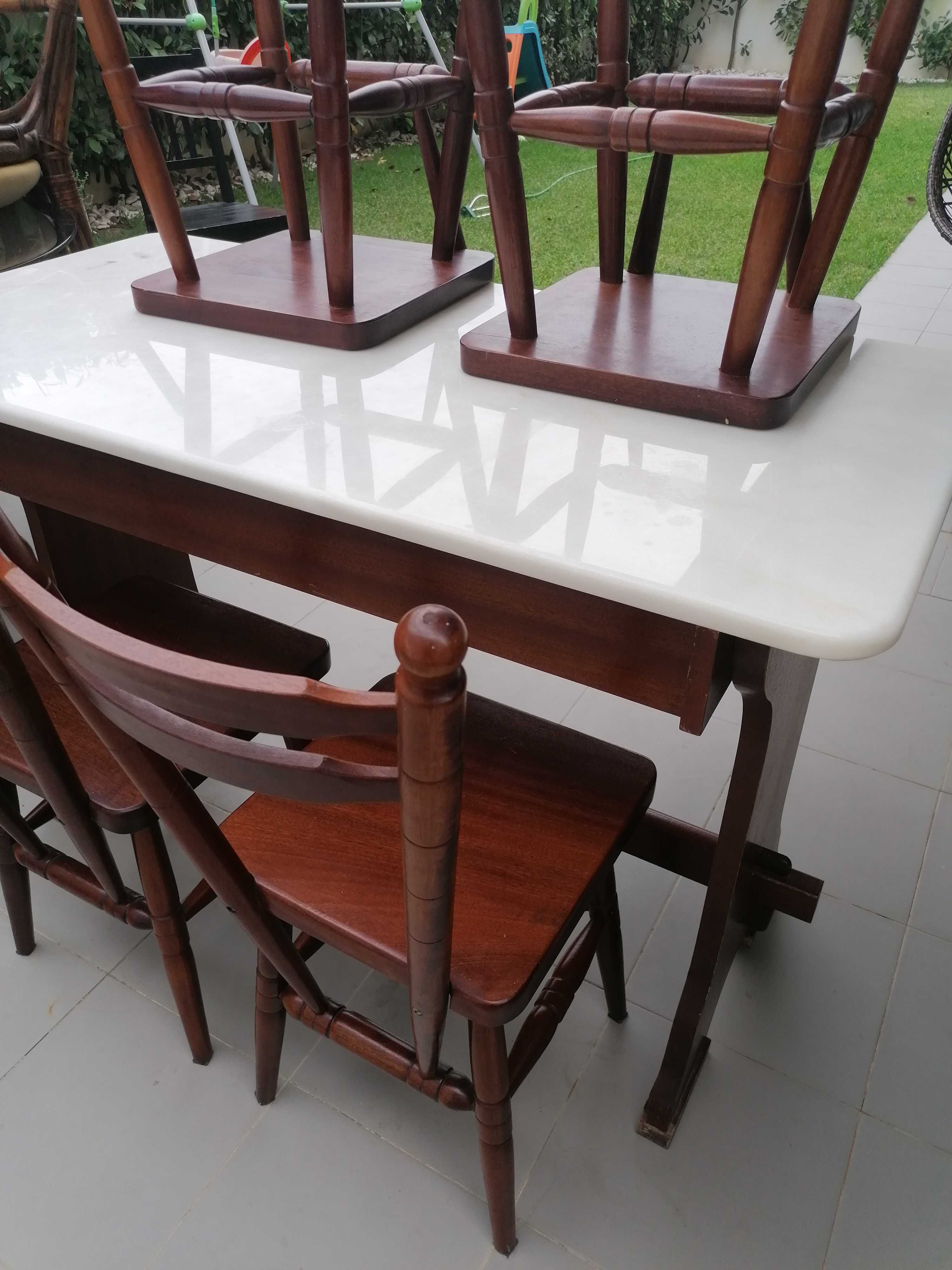 Conjunto mesa e cadeiras