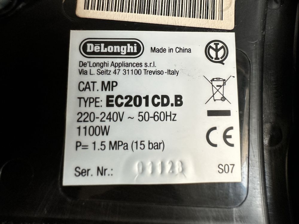 Ekspres kolbowy do kawy ze spieniaczem DeLonghi EC201CD.B