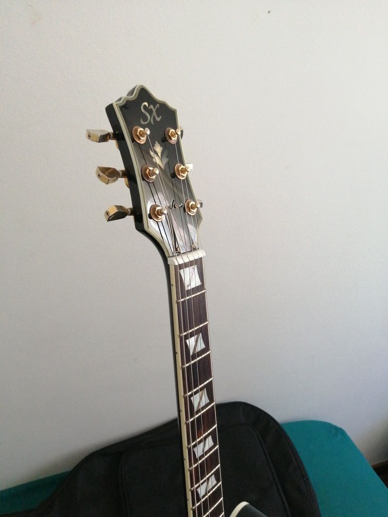 Guitarra SX, ótimo estado de conservação.