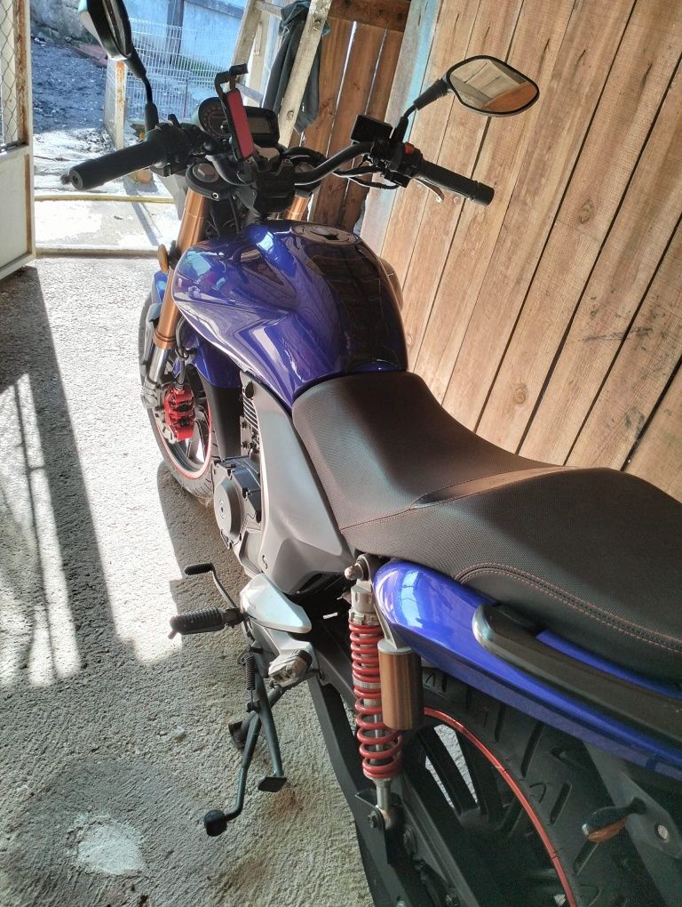 Mota Keeway RKV 125 + Capacete + Mala traseira