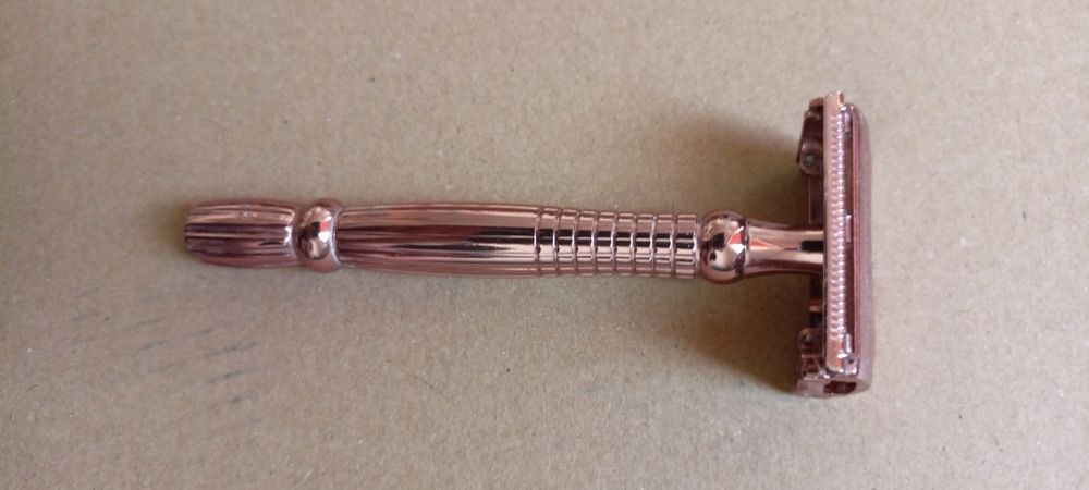 Wilkinson Sword Intuition Rose Gold maszynka wielorazowa na żyletki