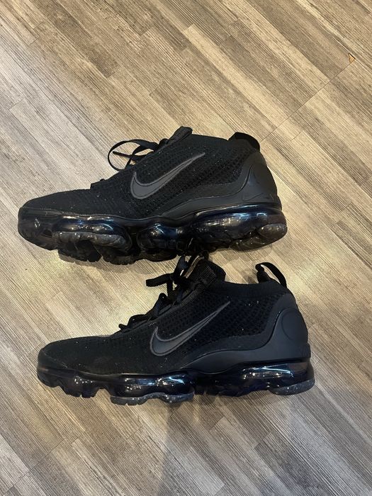 Продам спортивные кроссовки Nike Air Vapormax