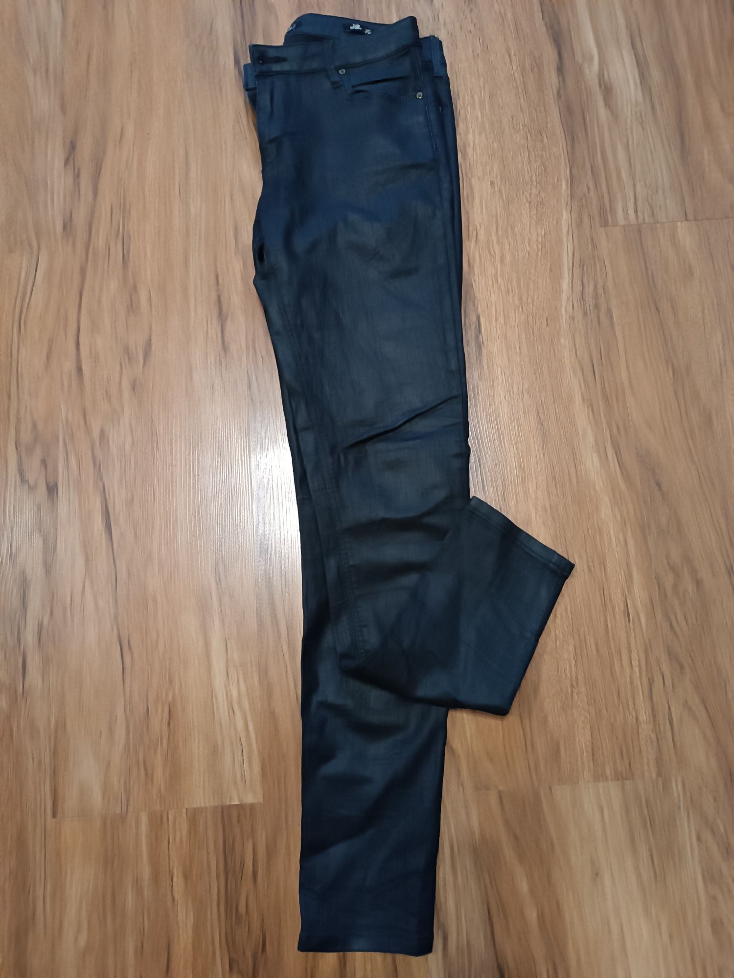 Spodnie czarne woskowane jak skórzane rozm. 36 slim fit  Leara Woman