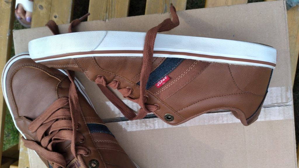 Buty sportowe firmy levis