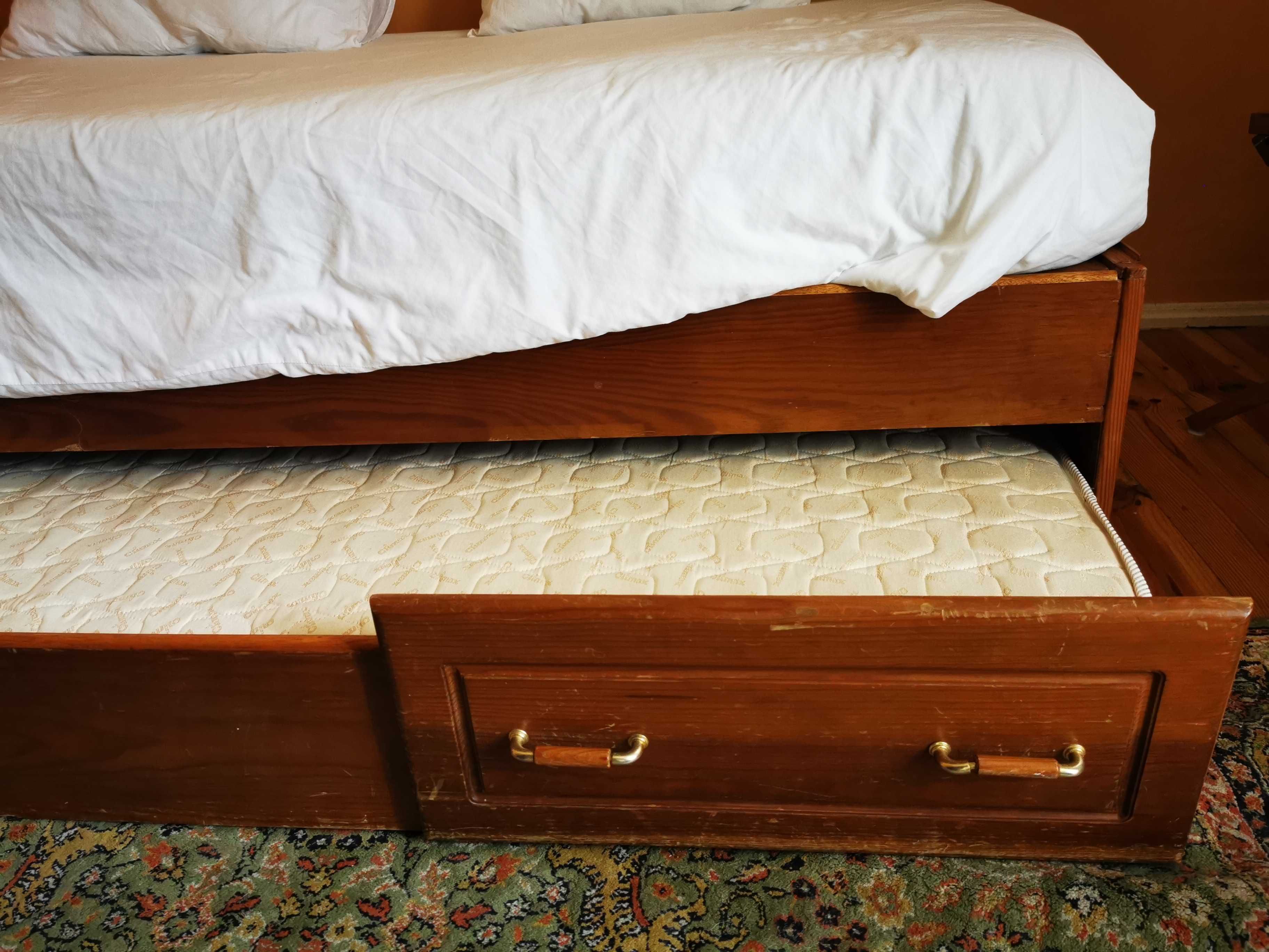 Sofá cama com gavetão  em madeira