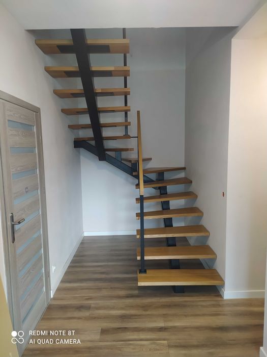 Schody drewniane na metalowej konstrukcji nowoczesne loft