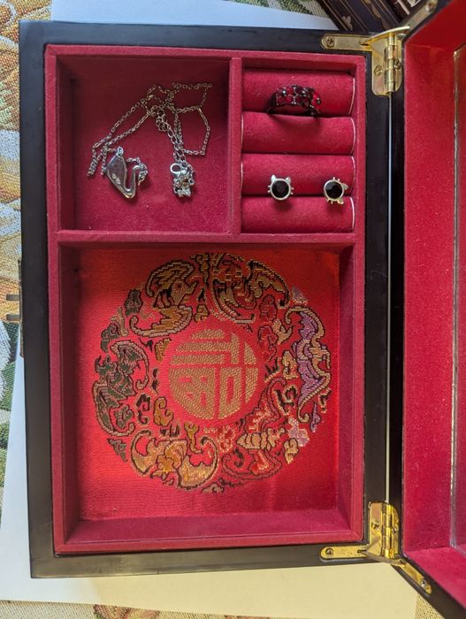 Шкатулка для украшений с украшениями