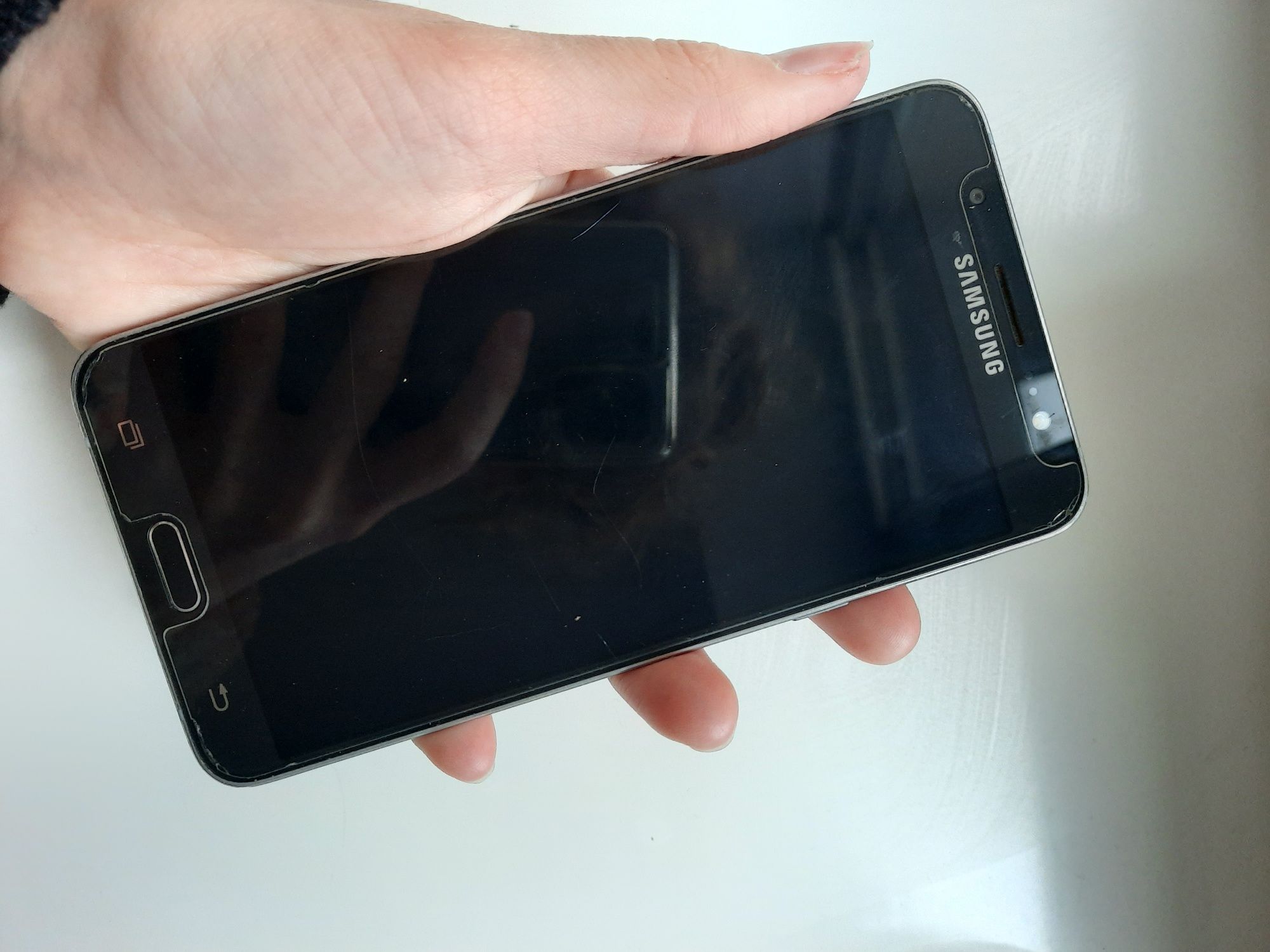 Телефон Samsung Galaxy J7 (2016)