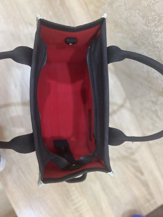 Сумка чорного кольору THE TOTE BAG