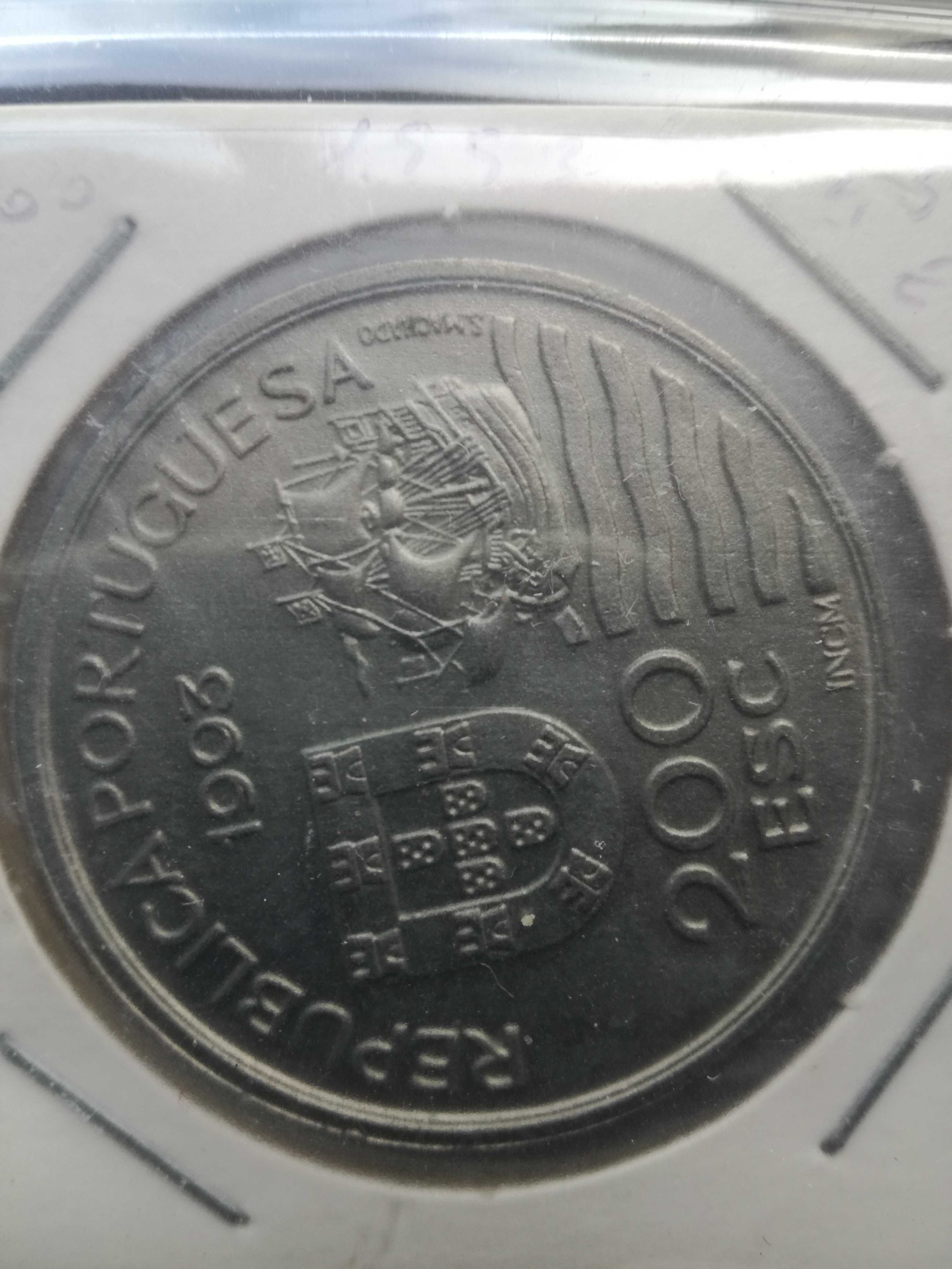 Vendo Álbum com 150 Moedas Portuguesas de 200$00(BNC) Comemorativas.