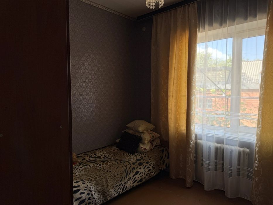 Продаж цегляного будинку, у центрі Хотова