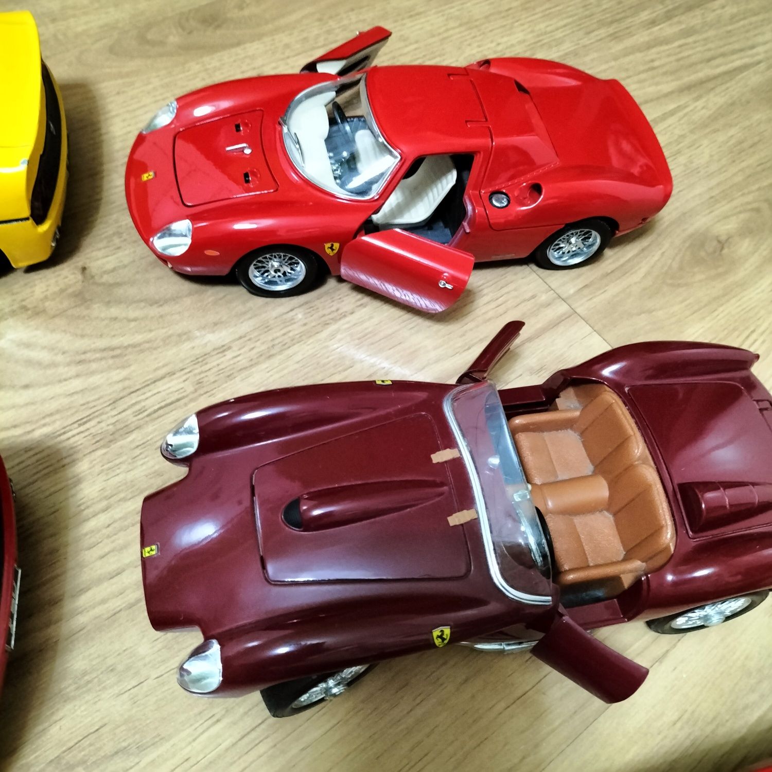 Carrinhos de colecção escala 1/18 cerca de 25 cm comprimento  20€ cada