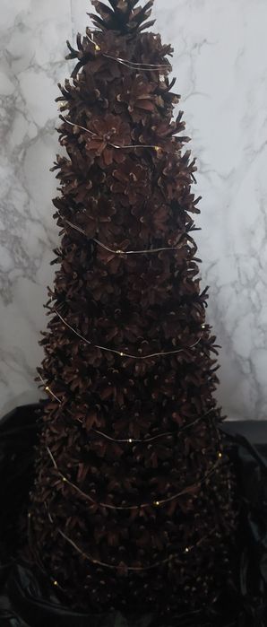Choinka z szyszek ręcznie robiona i światełka