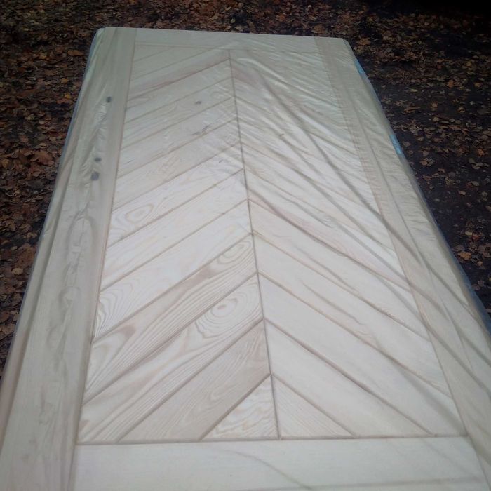 Jodelka sosnowe drewniane  drzwi