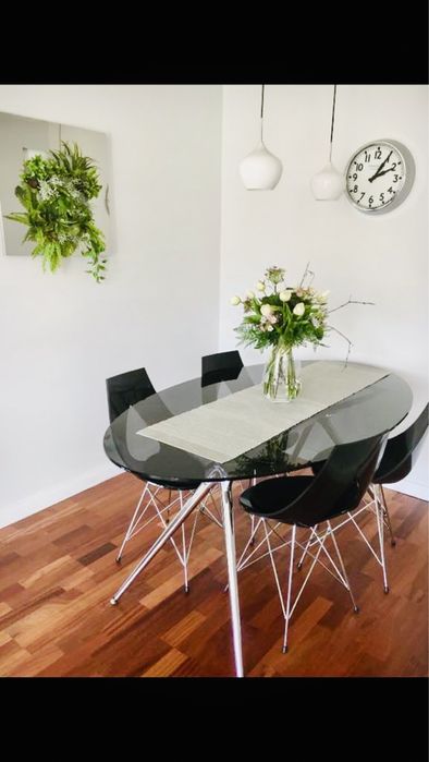Designerski szklany stół z 4 krzesłami