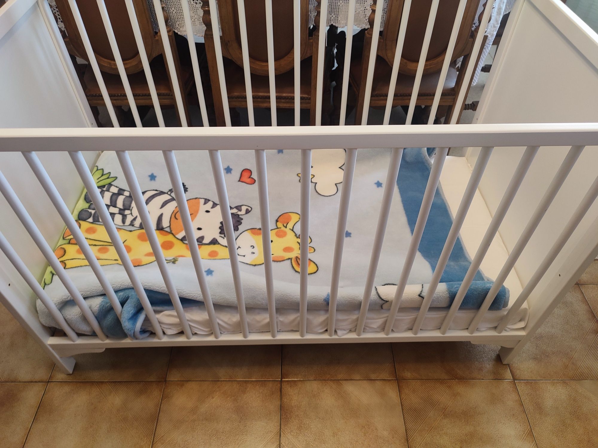Cama de bebé branca