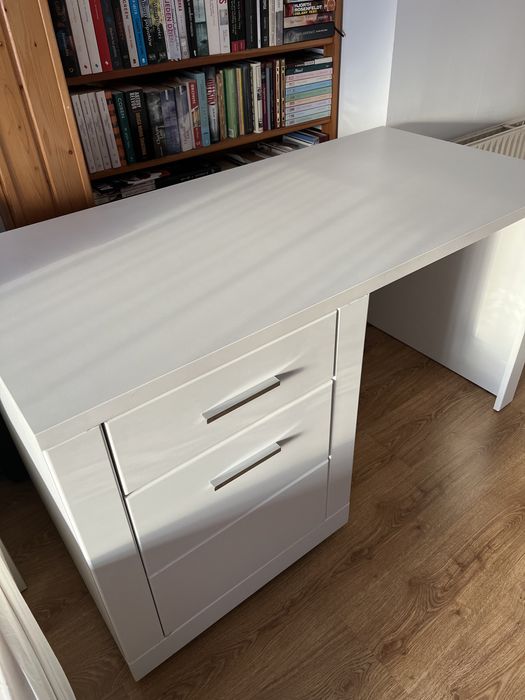 Białe biurko z szufladą i półką
