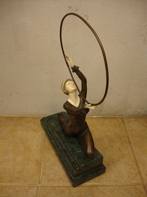 Escultura assinada: Anísio Lemos