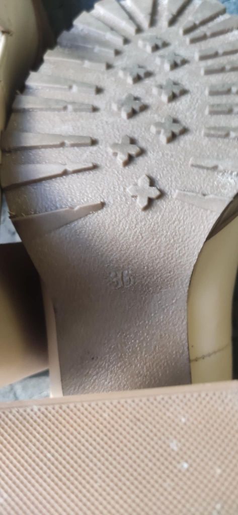 Buty ze skóry na koturnie 36