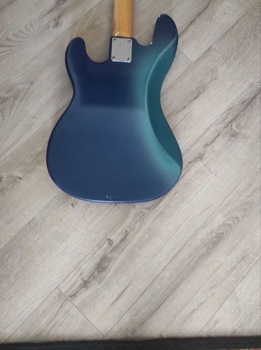 Бас-гітара в стилі Fender Precision Bass