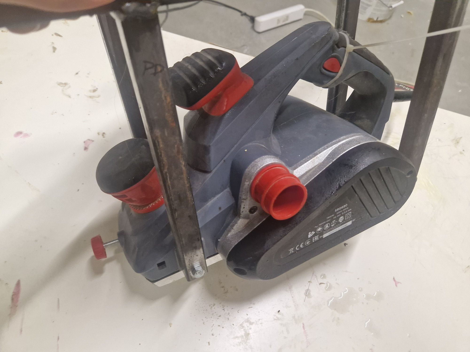 Strug elektryczny Graphite 1300W 59G680 + podstawka do strugania