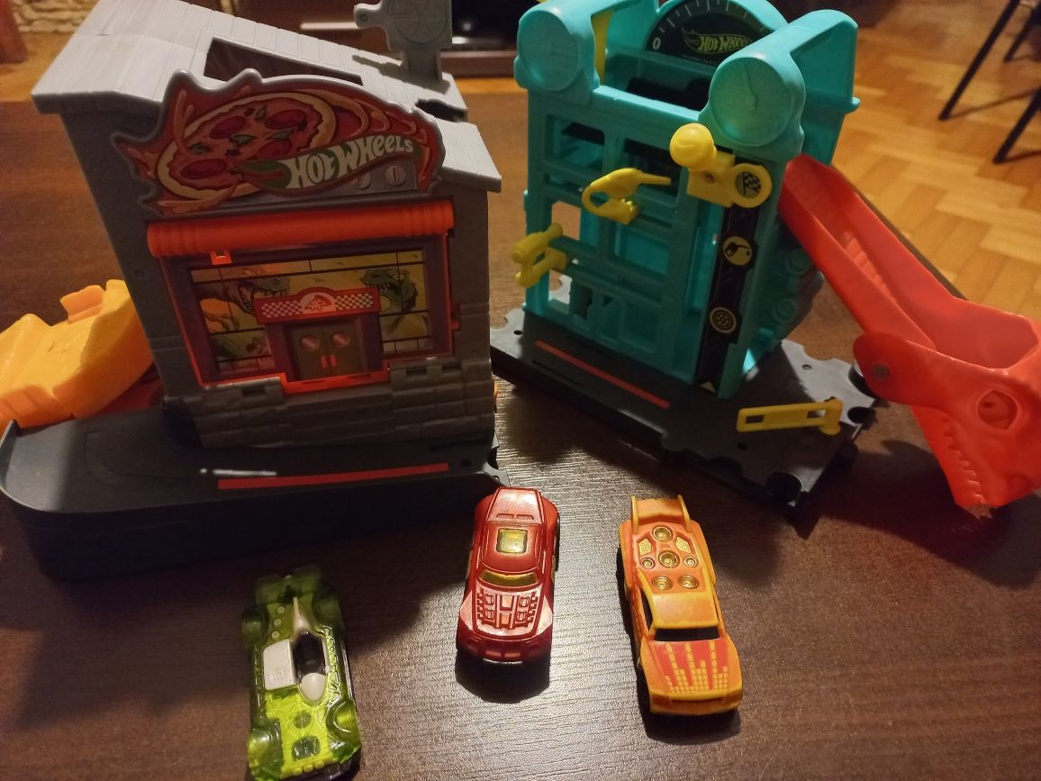 2 zestawy hot wheels Pizza dinozaur + tor wheels dinozaur stacja kontr