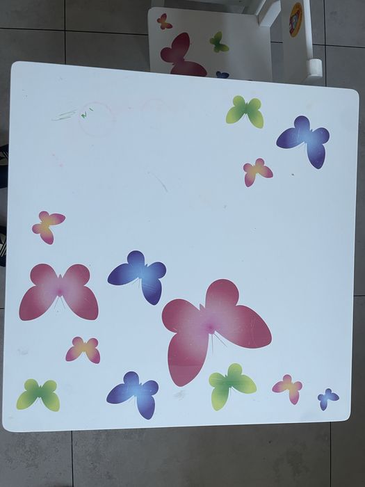 Stolik i 2 krzesełka dla dziewczynki.