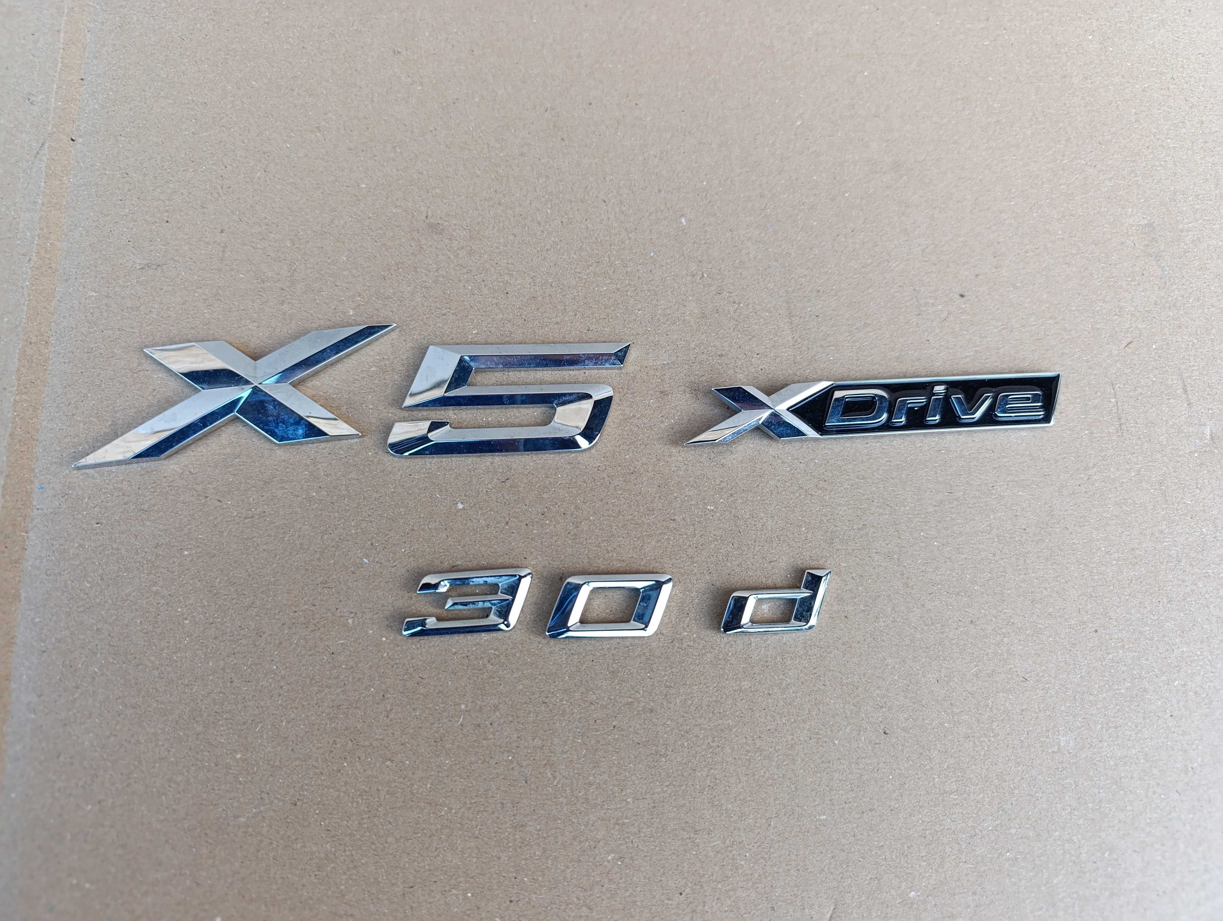BMW X5 3.0DnX3 F25 emblematy emblemat napis znaczek logo